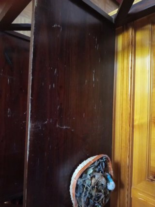 Estantería de madera oscura
