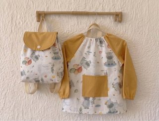 Conjunto bata y mochila infantil