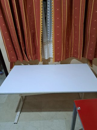 Mesa de estudio blanca