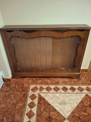 Cubreradiador clásico madera y ratán