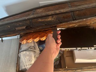 Baúl antiguo de madera y metal