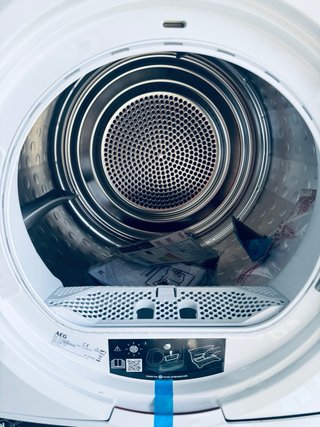 661.Secadora AEG 8Kg nueva tara