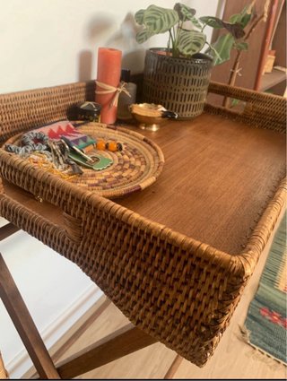 Mesa auxiliar madera y ratán
