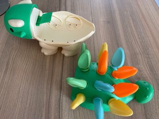 Dinosaurio con púas de colores
