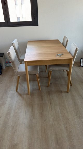 Mesa de comedor de madera