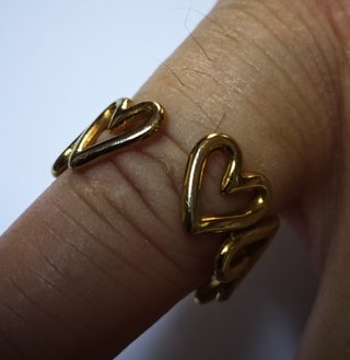 Anelli dorati a forma di cuore