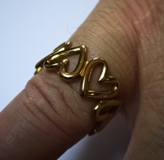 Anelli dorati a forma di cuore