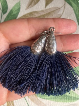 Pendientes largos azul marino con detalle plateado