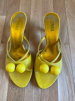 Zapatos Zinda Tiras Amarillos Bolas