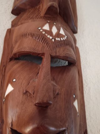 Máscara africana de madera tallada