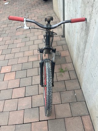 Bicicleta Dirt Jump Negra Ruedas Rojas