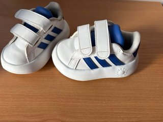 Zapatos niño velcro blanco y azul talla 19