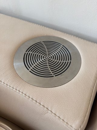 Sofá de piel beige con altavoces iPod