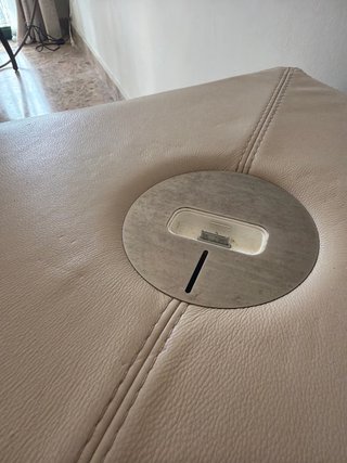Sofá de piel beige con altavoces iPod