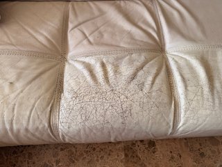 Sofá de piel beige con altavoces iPod