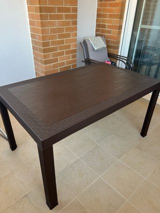 Mesa de resina marrón