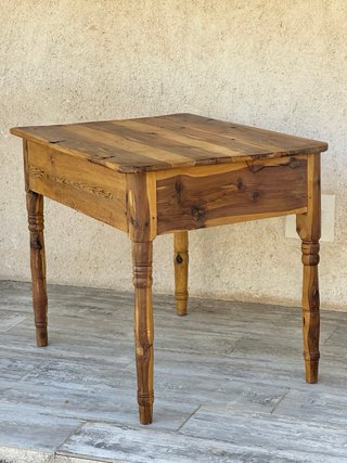 Mesa antigua de madera de enebro