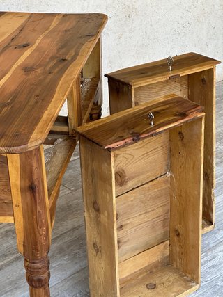 Mesa antigua de madera de enebro