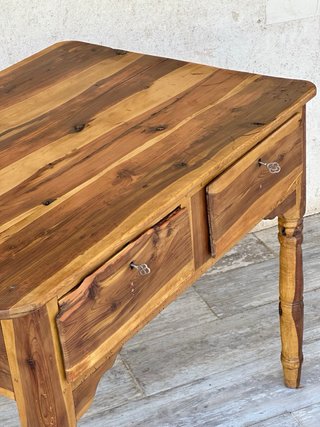 Mesa antigua de madera de enebro