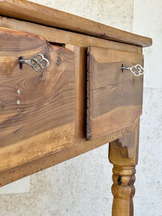 Mesa antigua de madera de enebro