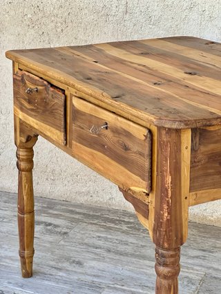Mesa antigua de madera de enebro