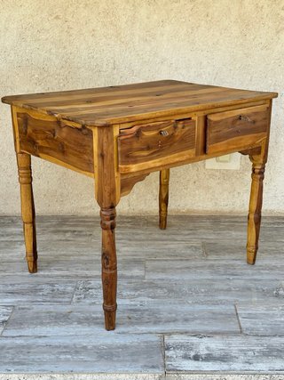 Mesa antigua de madera de enebro