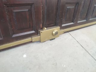 Puerta madera maciza reforzada