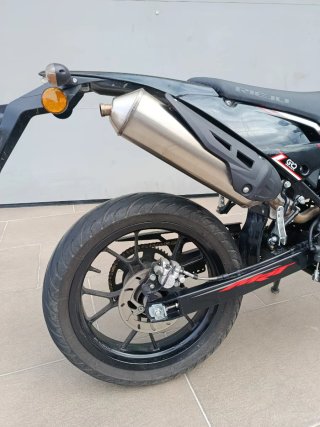 Moto Rieju 125 MRT Supermotard Negra/Roja