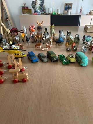 Lote de juguetes variados – animales, coches y más