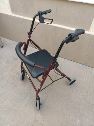 Andador con asiento y ruedas