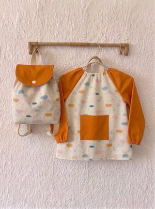 Conjunto bata y mochila infantil nubes