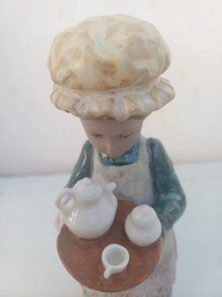 Figura cerámica sirvienta vintage té