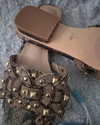 Sandalias Alma en Pena Tachuelas Piel Serpiente