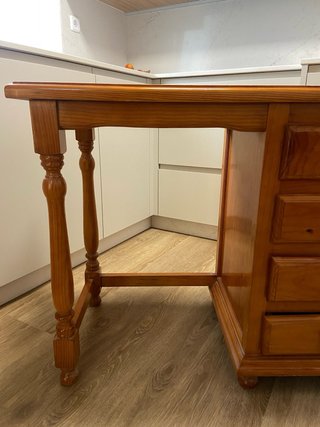 Escritorio de madera clásico