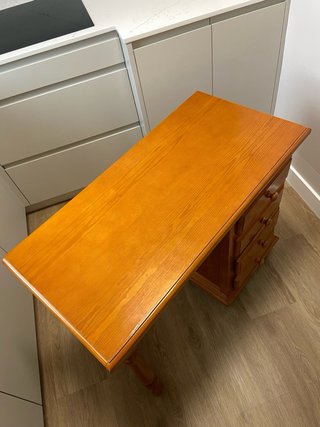 Escritorio de madera clásico