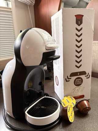 Cafetera Dolce Gusto Blanca y Negra
