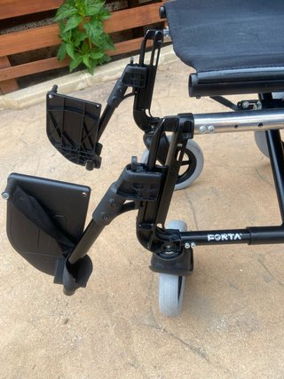 Silla de ruedas ligera Porta con frenos