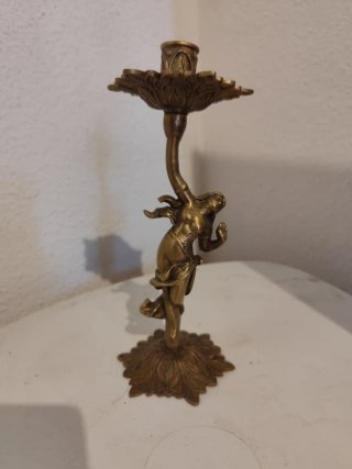 Candelabro de bronce con figura