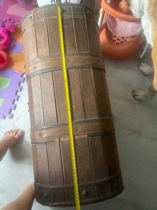 Baúl de madera con detalles metálicos
