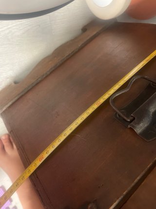 Baúl de madera con detalles metálicos