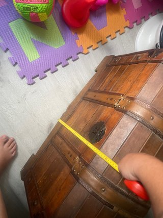 Baúl de madera con detalles metálicos