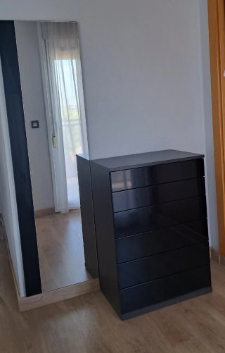 Cómoda con espejo negro y gris
