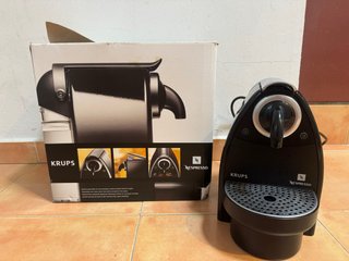 Cafetera Nespresso Krups Essenza con caja