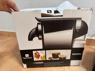 Cafetera Nespresso Krups Essenza con caja