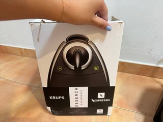 Cafetera Nespresso Krups Essenza con caja
