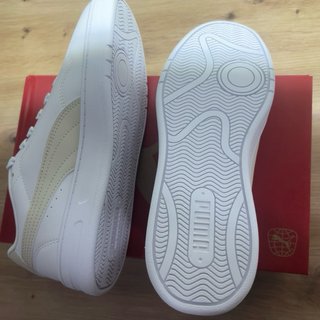 Zapatillas Puma Beige y Blancas