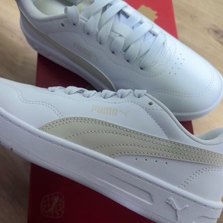 Zapatillas Puma Beige y Blancas