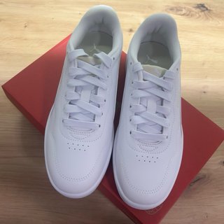 Zapatillas Puma Beige y Blancas