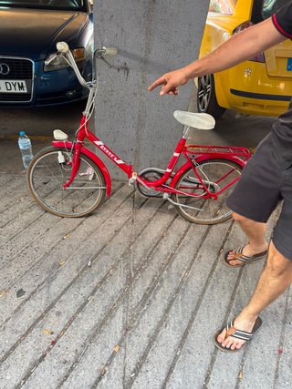 Bicicleta plegable roja vintage