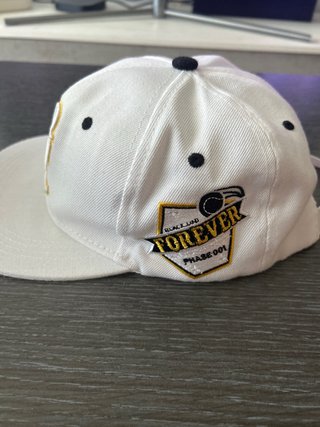 Gorra béisbol blanca con logo dorado Leer bien!!